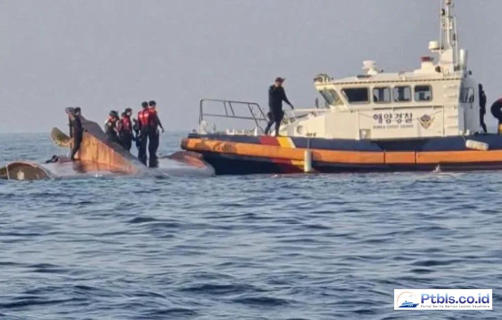 penyintas kapal kargo terbalik