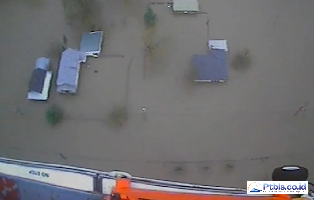 coast guard rescues four